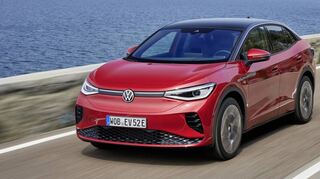 Die Karosserieform des ID.5 mit einem flachen Dachverlauf soll die Effizienz und Reichweite des elektrischen SUV-Coupé fördern. Im Test reichte die Ladung für rund 350 Kilometer.