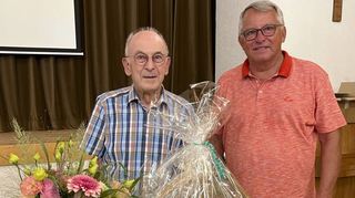 Manfred Nastainczyk (l.) – hier mit dem Vorsitzenden Dieter Rey – ist nun Ehren-mitglied beim Heimat und Kulturkreis.