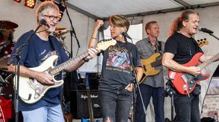 Mit Power: Hinter der Dreifaltigkeitskirchengemeinde heizt die Band N.S.A. (Noisy Sound Agents) dem Publikum ein.