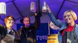 Marktmeisterin Heidi Jester (v. l.), Sicherheitskoordinator Christian Kölsch und OB Stefanie Seiler mit dem ersten Bier.