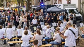Zur Eröffnung des 45. Altstadtfests: Auf dem Fischmarkt ist der Besucherandrang groß und die Stadtjugendkapelle musiziert.