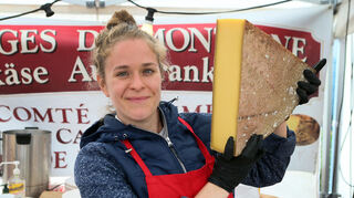 Morgan Jacqemin mit einem 30 Monate alten „Comté cristal“, der nur eine der vielen schmackhaften Spezialitäten ist.