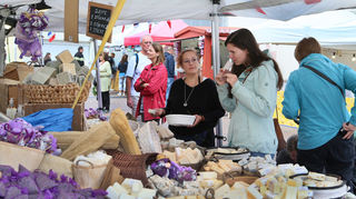 Alle Sinne werden beim französischen Markt angeregt. Außer den zahlreichen Gaumenfreuden gibt es dank der Lavendelseifen auch ein Geruchserlebnis.