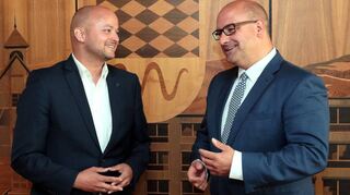 Sie sind am Montag in der Roland-Seidel-Halle dabei: Herausforderer Pascal Seidel (l.) und Bürgermeister Jens Geiß, hier bei der Zulassung der Kandidaten.