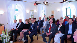 Die Gäste in der Villa Meixner lauschen den Reden...