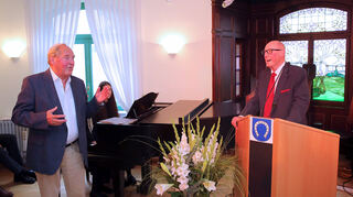 Ehrenbürger Gerd Stauffer (l.) gratuliert Roland Schnepf, der nun ebenfalls diesen besonderen Titel trägt.