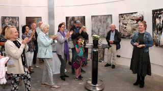 Zur Vernissage sind viele Kunstinteressierte in den Plankstadter Wasserturm gekommen, um die Werke von Alexandra Ulrich (r.) zu sehen und mit der Künstlerin anzustoßen.