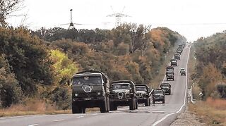 Ein russischer Militärkonvoi verlässt Charkiw. Das Foto wurde vom Moskauer Verteidigungsministerium zur Verfügung gestellt.