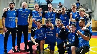 Das Siegerteam vom KSV: Tuncay Vazirzade (hinten v. l.), Chingiz Samadov, Bernhard List, Kevin Lindemann, Ramon Gersak-Perez, Marco List, Bodo Ebelle; Joel von Loefen (vorne v. l.), Zaid Kaisi, Sergen Karakaya, Ülgen Karakaya und Kai Schuler.