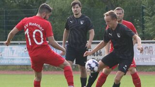 Rohrhof gegen Reilingen 4:2. Beide Mannschaften schenkten sich im Derby nichts wie Rohrhofs Pierpaolo Greco (rot) und Patrice Dennis Bächtel (Reilingen, r.).