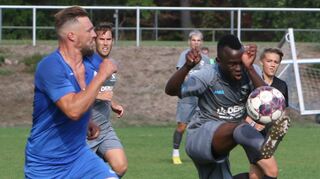 Die Hockenheimer Spieler kommen meist einen Tick zu spät an den Ball wie hier Claus Bückle (blau) gegen den schnellen Nuha Jarju von Wallstadt.