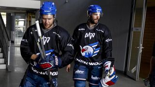 Training mit Verteidiger Mark Katic (l.) und Stürmer Matthias Plachta.