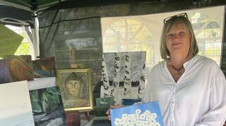 Erstmals stellt Künstlerin Brigitte Schebiella-Roth aus Ketsch ihre Bilder neben dem Heimatmuseum aus.