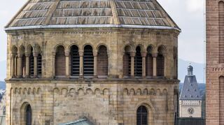 Die Besteigung des Nord-Ost-Turms des Doms, dessen Sanierung als nächste größere Baumaßnahme ansteht, erlaubte am Denk-maltag diesen seltenen Blick auf die Westkuppel dazwischen hindurch zum Altpörtel. Ein Bild mit Seltenheitswert.