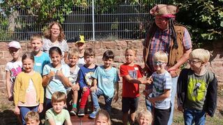 Die Kinder des Ferienprogramms luchsen Räuber Hotzenplotz alias Gerhard Zirnstein (2. v. r.) die Kaffeemühle und den Schatz ab.