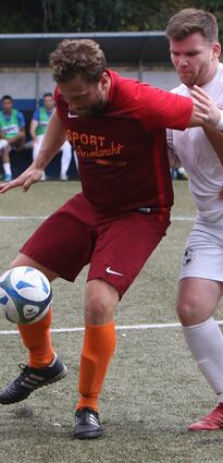 Im Kampf um dem Ball beim Derby zwischen dem FV Brühl III und Schwetzingen II: Christian Krupp (l.) und Marco Rutz (SV 98).