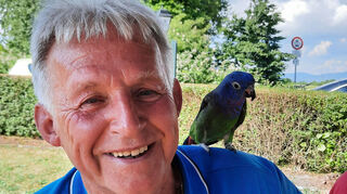 Hier ist Norbert Vörg, der gute Geist des Festgeländes Gänsweid in Plankstadt, mit einem Vogel auf der Schulter zu sehen.