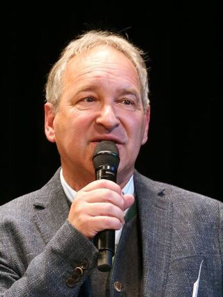 Wolfgang Köhler von SWR 4 moderiert an Stelle von Alexander Dambach.