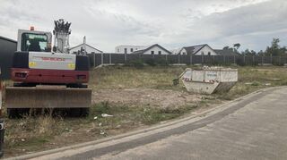Auf dieser Brachfläche in der Abzweigung der Straße "An den Werften" sollen hinter dem neuen Küchencenter zwei Gebäude in Modulbauweise für ein Hotel errichtet werden. Der Technische Ausschuss erteilte dem Vorhaben mehrheitlich das gemeindliche Einvernehmen.