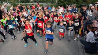 Der Spendenlauf ging 2019 erstmals über die Bühne – hier starten die Jüngsten auf ihre Strecke.