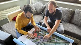 Emanuel Kuderna und Jens Petri von der Mobilen Jugendarbeit Brühl-Ketsch legen auf dem Plan fest, wie am Spendlauf-Sonntag aufgebaut werden soll.