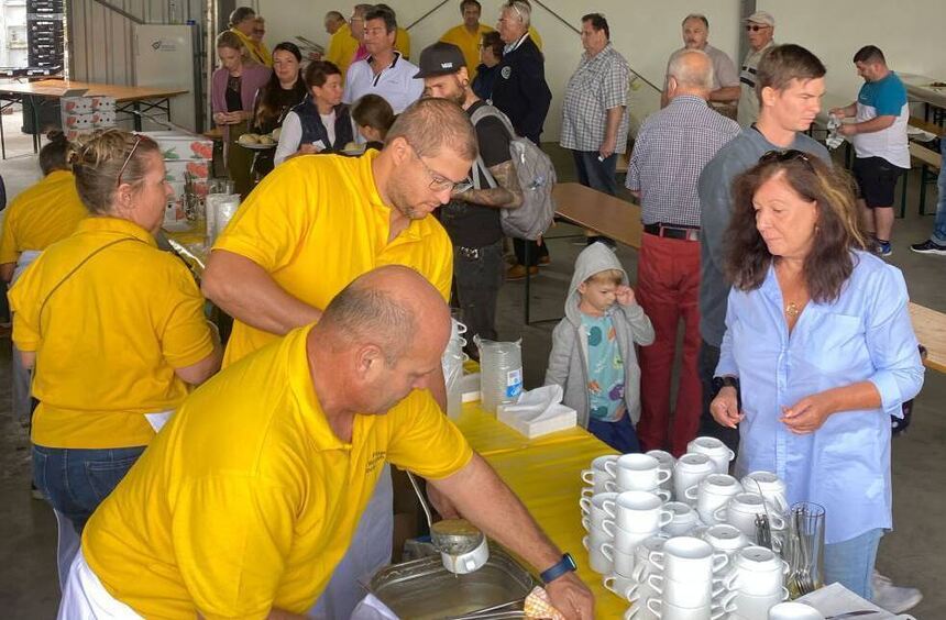 4500 gebackene Hefekugeln finden begeisterte Abnehmer