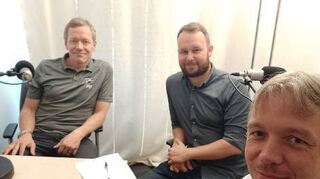 Zu Gast im Podcast-Studio: Adler-Sportmanager Jan-Axel Alavaara (v.l.) mit den MM-Sportredakteuren Philipp Koehl und Christian Rotter.