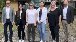 Begrüßung der neuen Azubis im Rathaus: Ulrich Knörzer, Hauptamtsleiter (l.), Alyssa Milano, Xenia Rödlingshöfer, Anke Kufleitner und Lilli Tremmel mit Bürgermeister Timo Wangler.