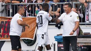 Sandhausens Trainer Alois Schwartz (r.) – hier bei der Auswechslung des Torschützen David Kinsombi (M.) in St. Pauli – ist vor der partie gegen Hannover 96 guten Mutes.