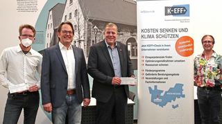Kosten senken, Klima schützen: Dabei will die KEFF-Energiekarawane helfen: Dr. Philipp Wesche (v. l.), Dr. Nicolai Freiwald (IHK Rhein-Neckar), OB Marcus Zeitler, Christian Engel und Dr. Klaus Keßler (Kliba) freuen sich über viele Nutzer.
