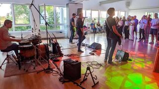Musiker und Tanzschüler: Die Band „Too Hot To Handle“ setzt der Workshopwoche ein krachendes Ende – sehr zur Freude des Publikums.