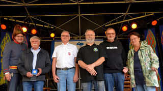 Für lange Vorstandsmitarbeit in Vereinen geehrt: Karl Grübel (Obst- und Gartenbauverein), Uwe Schuppel (Spielmannszug), Hartwig Thome (Sport-Schützen-Verein) und Gerhard Pfeifer (Kultur- und Sportgemeinschaft) mit Stefan Weisbrod und Sabine Petzold.