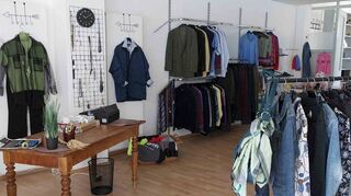Große Auswahl für den kleinen Geldbeutel: Im neuen Second-Hand-Laden des DRK in der Oberen Hauptstraße gibt es neben Alltagskleidung auch Abendoutfits.