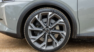 mid Nizza - Die 21 Zoll Leichtmetallfelgen "Brooklyn" kommen exklusiv für den DS7 E-Tense 4x4 360, dahinter verbirgt sich die DS Performance Bremsanlage.
