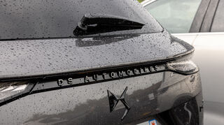 mid Nizza - Dr Crossback Schriftzug weicht einem DS Automobiles, wahlweise in Schwarz oder Silber.