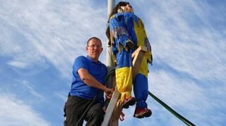 Die Kerweschlumpel „Guggelinchen“ wird 2018 von Gunnar Wagner auf ihren Ehren-platz am Laternenmast gesetzt – dieses Jahr zieht sie um.