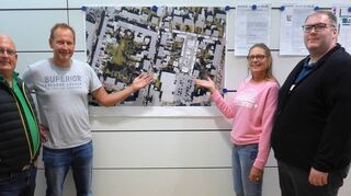 Die 36. Brühler Straßenkerwe von Samstag, 1. Oktober, bis Montag, 3. Oktober, rund um den Messplatz und in einem Teil der Friedrich-Ebert-Straße kann starten: Das Organisationsteam mit Ordnungsamtsleiter Jochen Ungerer (v. l.), Bauhofleiter Marcus Schütterle, Christel Weik und Gerrit Jürgensen ist bereit.