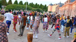 Die Chöre geleiten singend und tanzend ihre Gäste in den Abend.