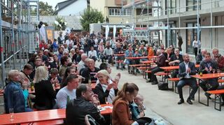 Zum Richtfest besichtigen viele Besucher den Rohbau und werden dank eines Food Trucks mit kühlen Getränken, Burgern und Pommes verköstigt.