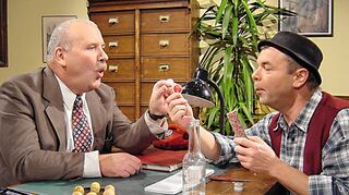 <p>Der Bürgermeister (Karlheinz Hartmann) und sein Amtsbote, der Hannes (Albin Braig) sind immer für einen Lacher gut.</p>