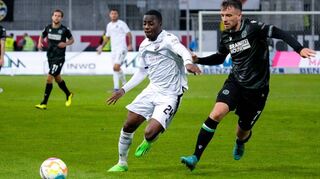 SVS-Mann Matondo-Merveille Papela (v. l.) im Duell mit Max Besuschkow, der mit den „96ern“ punktete.
