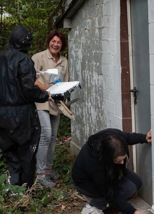 Barbara Schwegler, Rimma Baumann und Jacque-line Schneider streichen die Wand.