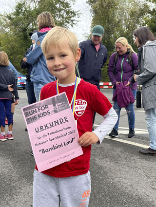 Freut sich über seine Medaille und die Urkunde: Lenny (5) ist zum ersten mal mit dabei beim Bambini Lauf in Ketsch.