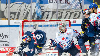 Felix Brueckmann (Adler Mannheim) beim Torschuss zum 2:0 für den EHC München.