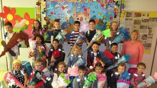 Das ist die neue 1a der Johann-Michael-Zeyher-Grundschule. Klassenlehrerin Kathrin Brandes (r.) hat sie soeben in Empfang genommen.