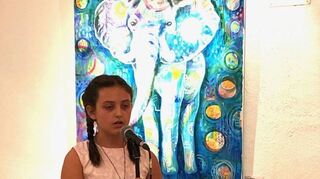 Singt ausdrucksstark und berührend „Elefant“ und „Cover me in Sunshine“: Pia Kolb, die elfjährige Tochter der Künstlerin.
