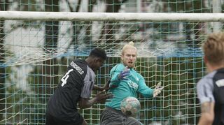 Duell um den Ball: Der Friedrichsfelder Abdou Sanneh (l.) geht in den Luftzweikampf mit Wallstadts Torwart Andy Gänsmantel.