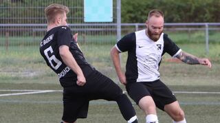 Der Badenia-Spieler Robin Reinhard (l.) versucht, Reilingens Fabian Hartmann den Ball streitig zu machen. Am Ende verlor seine Mannschaft aus Hirschacker mit 0:5 Toren.
