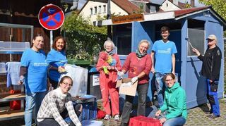 Hier wird gearbeitet: Die Fairteiler-Hütte auf dem Parkplatz hinter der Kirche wird beim „Wir schaffen was“-Tag auf Initiative der Grüne renoviert.