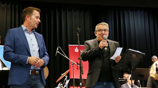 Markus Fissl von der Sparkasse (l.) und Jürgen Gruler (Schwetzinger Zeitung) begrüßen die Gäste.